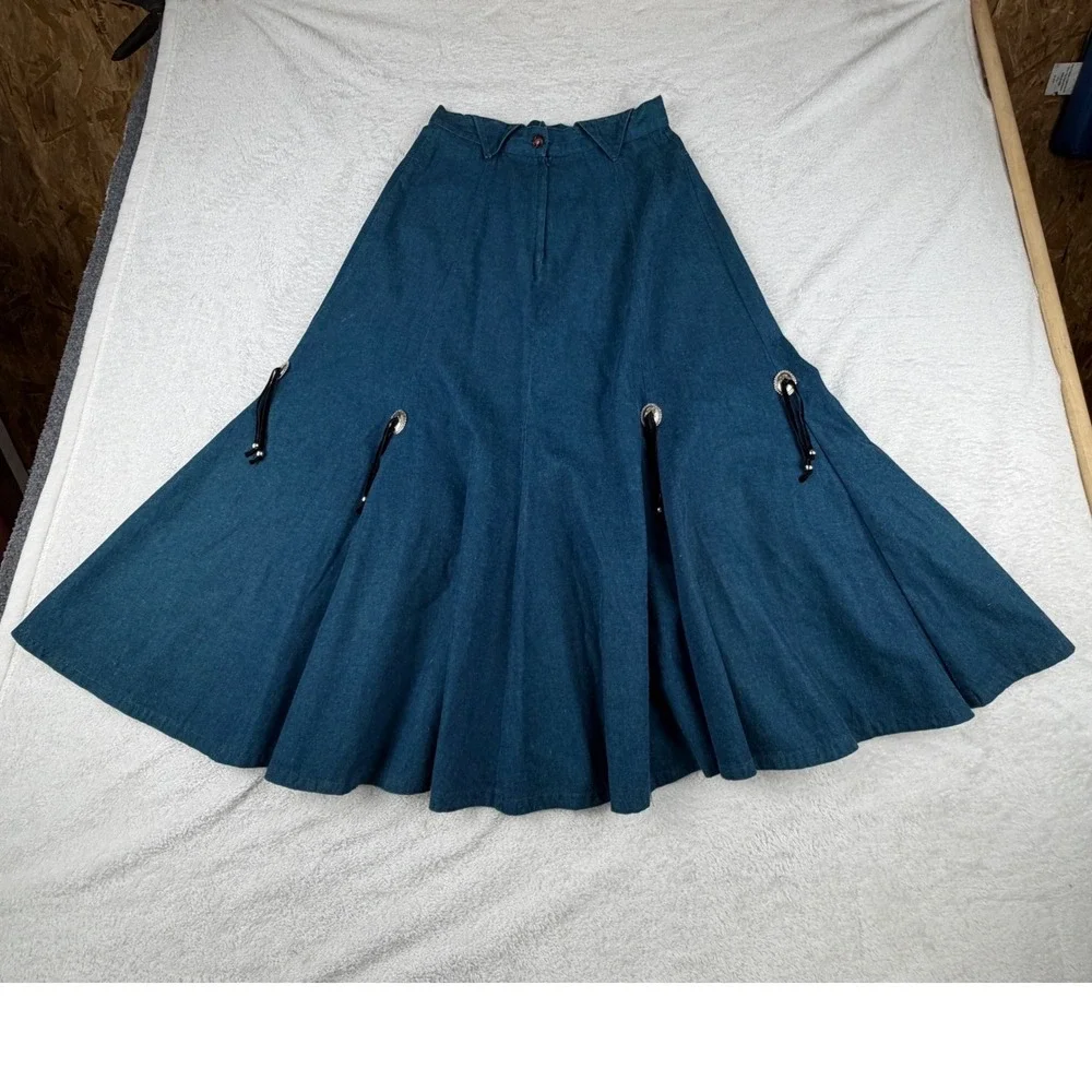 Vintage Circle T by Marilyn Lenox Woman's 9/10 Western A-Line Concho Long Skirt